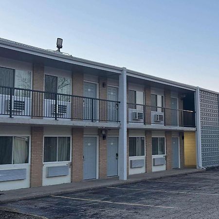 Super 8 By Wyndham Rockford South Hotel Екстериор снимка